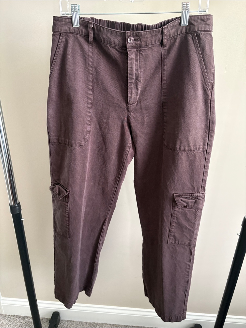 Women's Cropped Cargo Pants in Plum